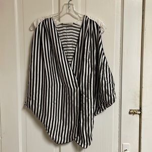 Etro drapey black and white striped open sleeve size 44 (Italy)